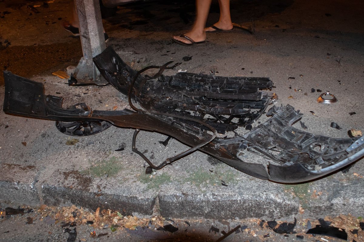 Обломки автомобилей разлетелись по всей проезжей части Обломки автомобилей разлетелись по всей проезжей части