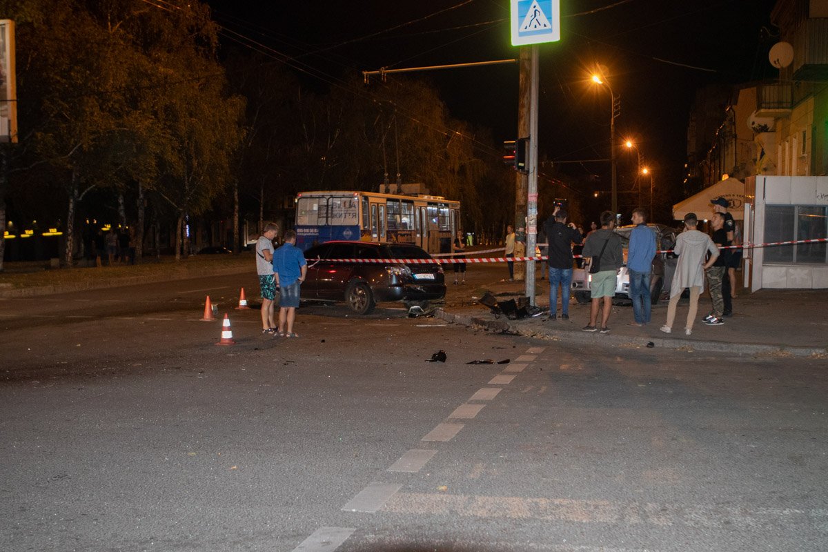 В момент аварии в обеих машинах находились девушки-пассажиры, всех их госпитализировали В момент аварии в обеих машинах находились девушки-пассажиры, всех их госпитализировали