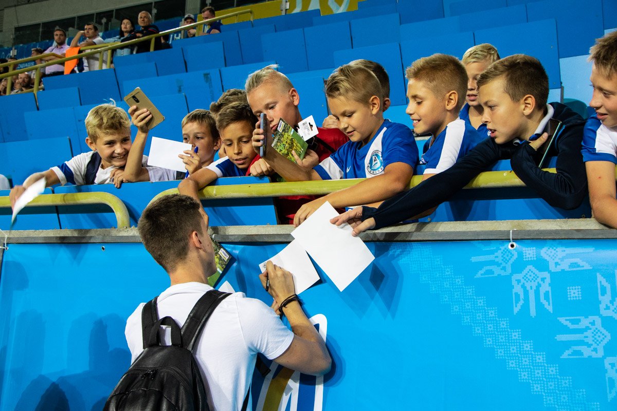 Автографы для юных футболистов