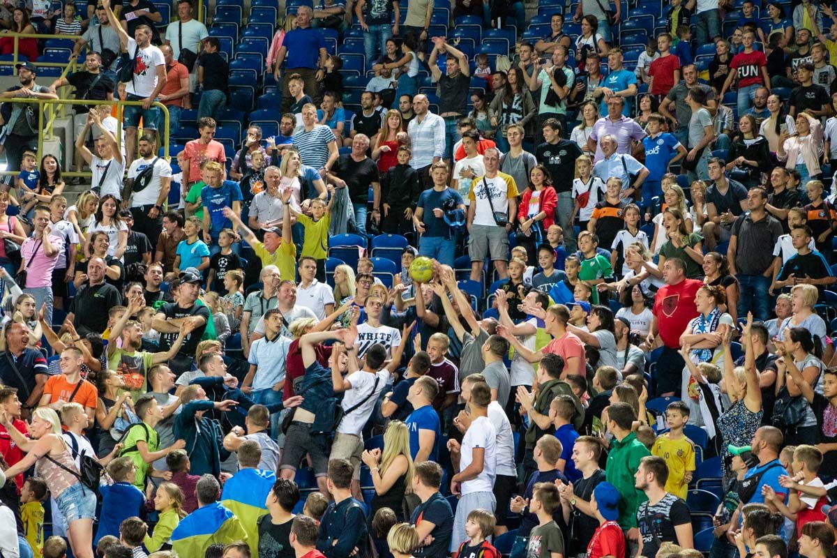 Мяч прилетел в трибуну с болельщиками