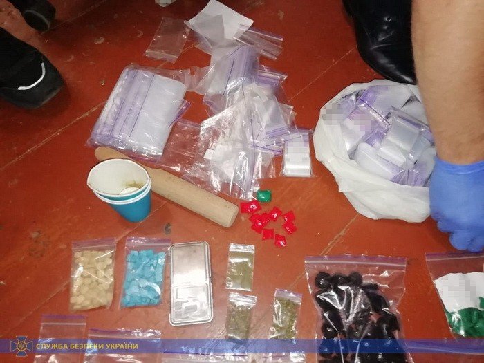 Полученный товар реализовывался на территории города и других регионов Украины через так называемые «закладки» Полученный товар реализовывался на территории города и других регионов Украины через так называемые «закладки»