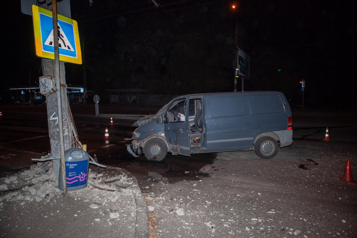 Mercedes Vito влетел в светофорный столб, опора повисла на проводах Mercedes Vito влетел в светофорный столб, опора повисла на проводах