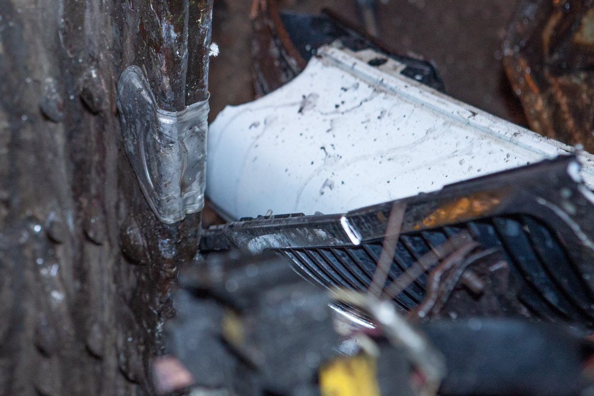 Daewoo Lanos врезался в опору подъемного механизма рельсов для поездов Daewoo Lanos врезался в опору подъемного механизма рельсов для поездов