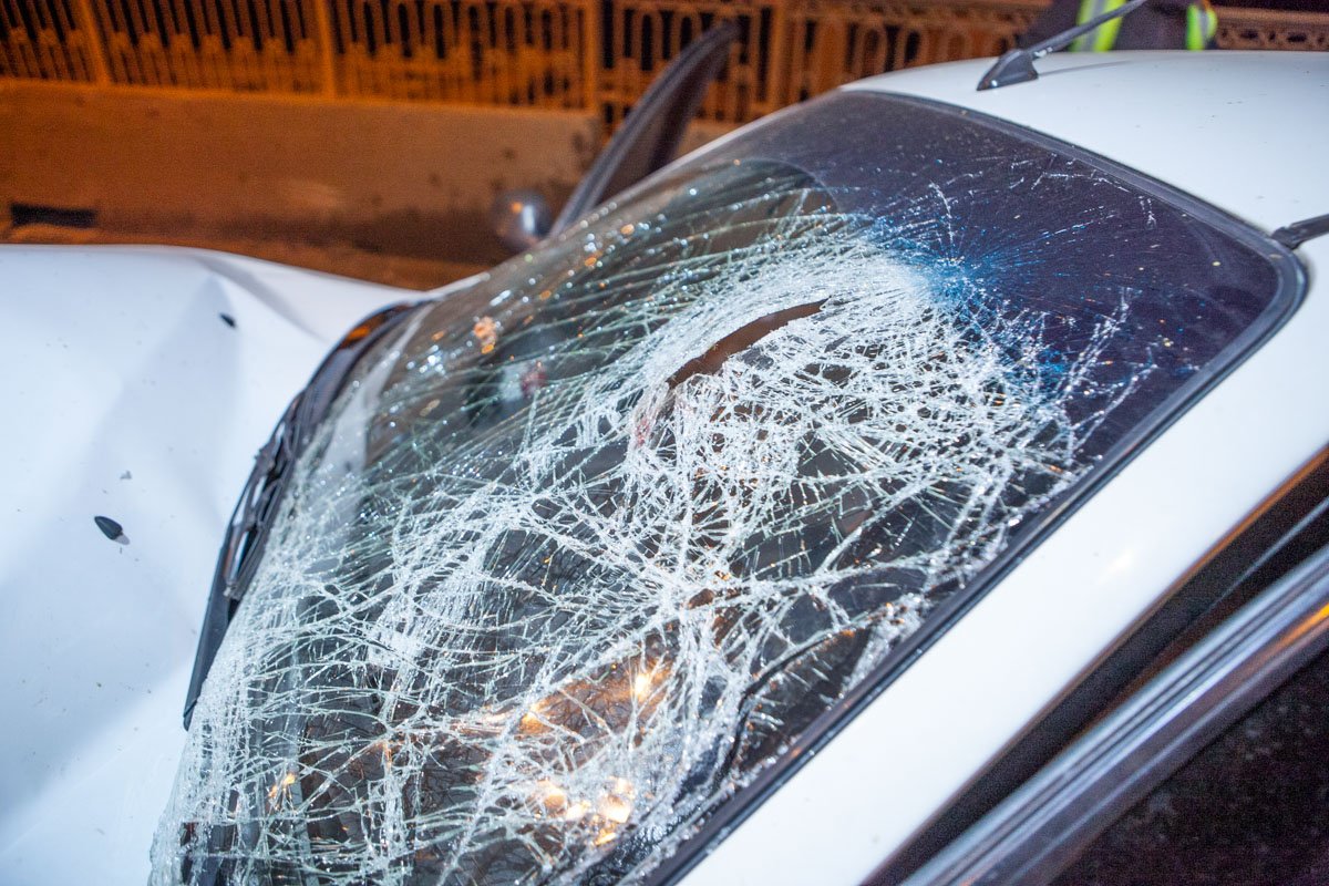 По словам полиции, водитель отвлекся на телефон и не заметил опору По словам полиции, водитель отвлекся на телефон и не заметил опору