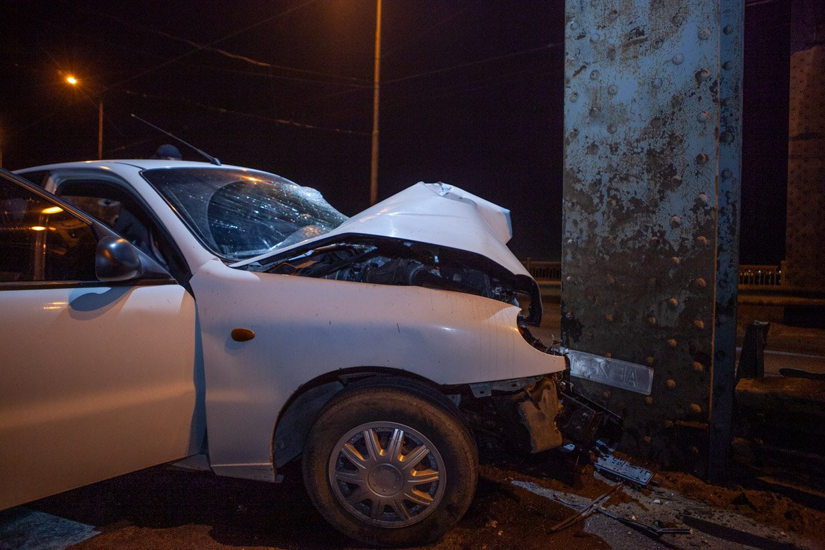 Водителю, на вид примерно 50 лет, его с травмами лица и всего тела госпитализировали Водителю, на вид примерно 50 лет, его с травмами лица и всего тела госпитализировали