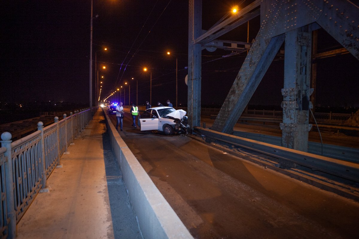 Движение транспорта по мосту, в сторону правого берега, в крайней правой полосе временно заблокировано Движение транспорта по мосту, в сторону правого берега, в крайней правой полосе временно заблокировано