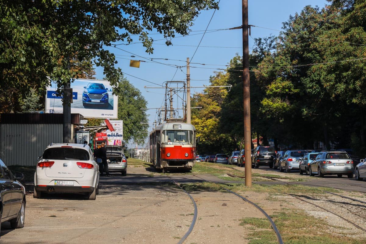 Движение транспорта на этом участке дороги затруднено Движение транспорта на этом участке дороги затруднено