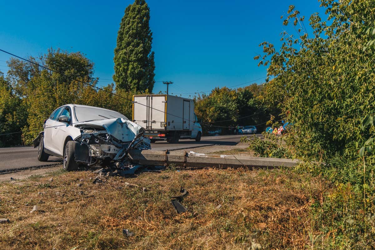 Автомобиль Ford столкнулся с Lanos и грузовиком, а затем снес столб