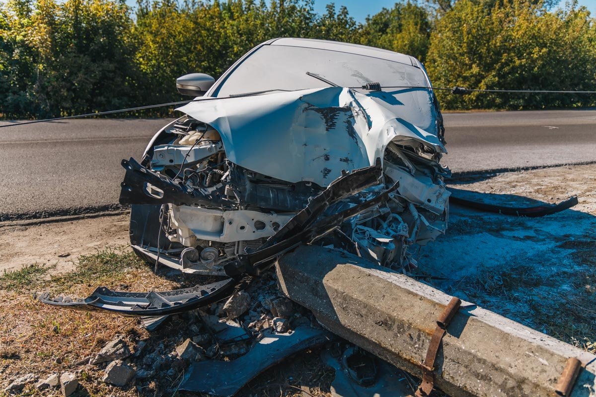 После столкновения Lanos угодил в кювет, а Ford снес столб