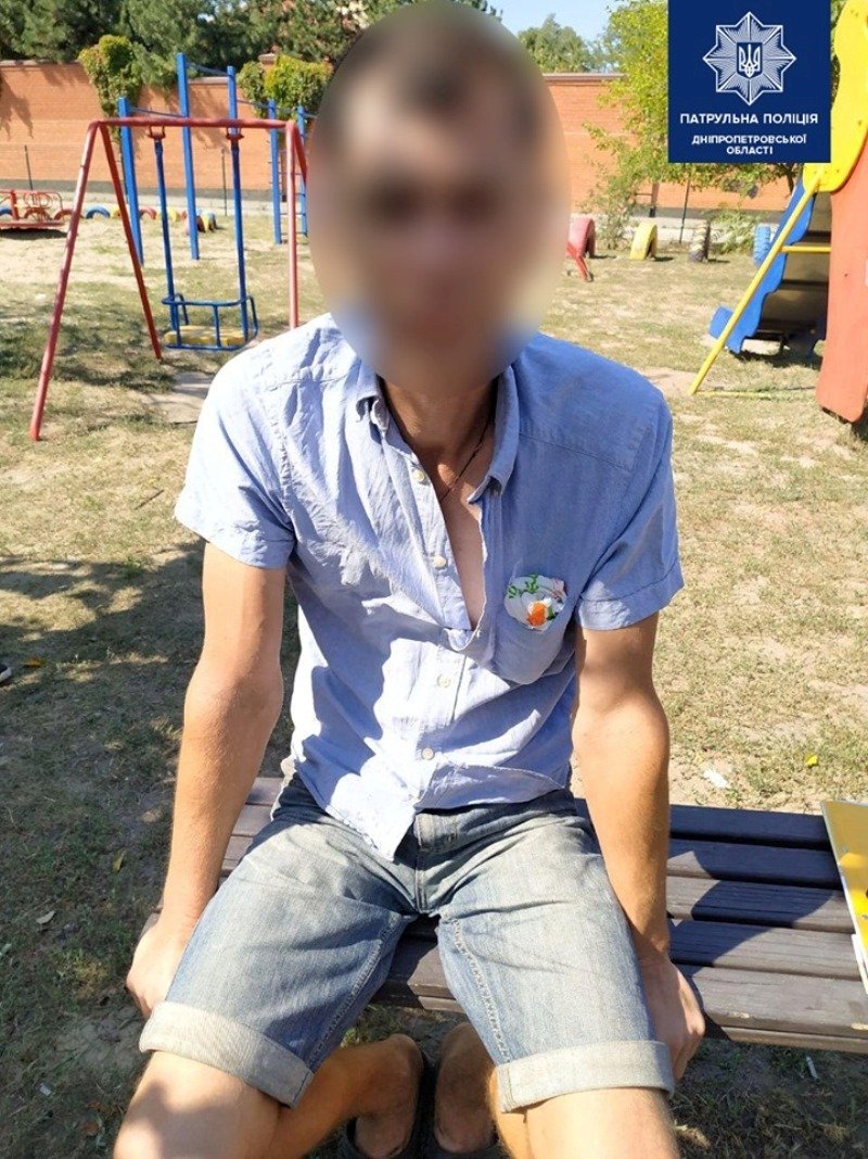 В Днепре на детской площадке гулял мужчина с гранатой 1