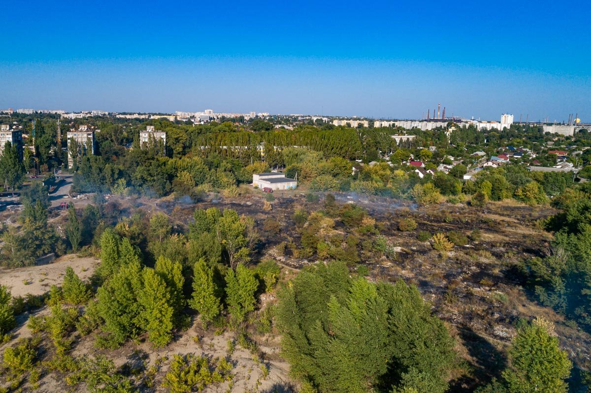 На Мануйловском проспекте горит свалка На Мануйловском проспекте горит свалка