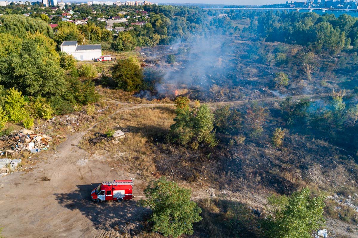Площадь возгорания - около 200 квадратных метров Площадь возгорания - около 200 квадратных метров