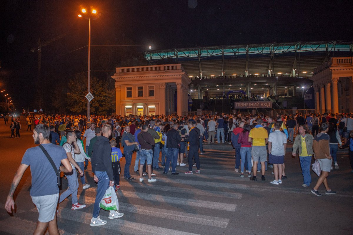 Днепр-арена ждала любителей футбола несколько лет Днепр-арена ждала любителей футбола несколько лет