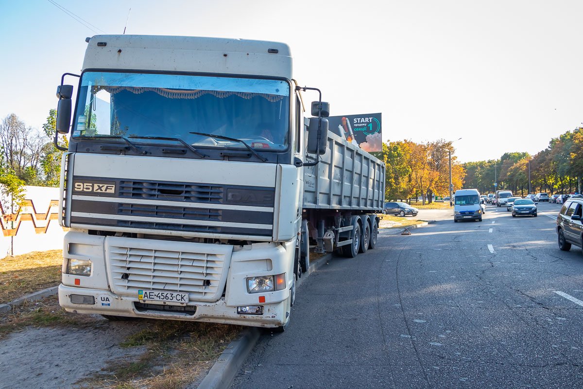 Прицеп грузовика зацепил ВАЗ Прицеп грузовика зацепил ВАЗ