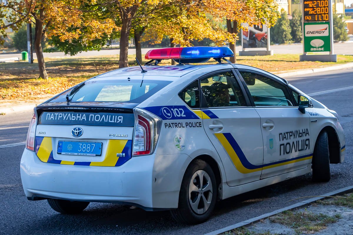 Патрульные опросили свидетелей, оградили место аварии и вызвали на место следователя по ДТП Патрульные опросили свидетелей, оградили место аварии и вызвали на место следователя по ДТП