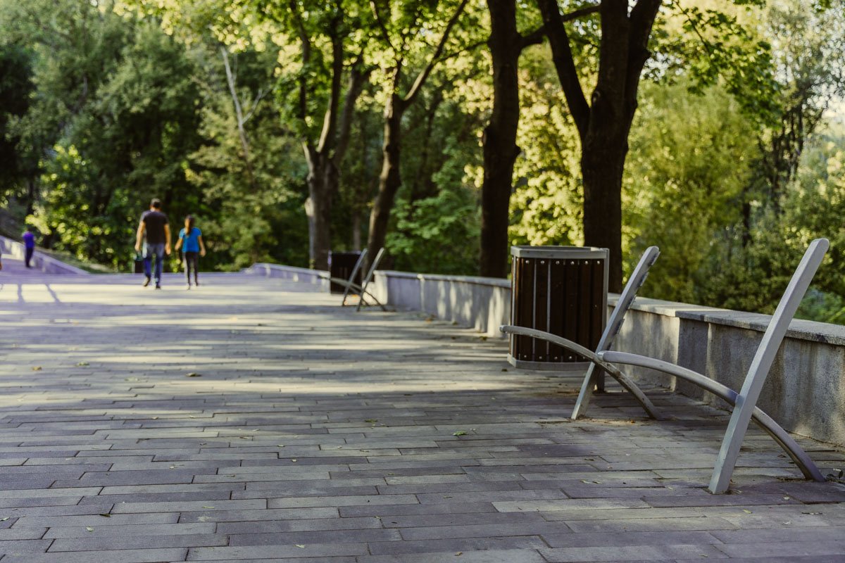 И присесть негде