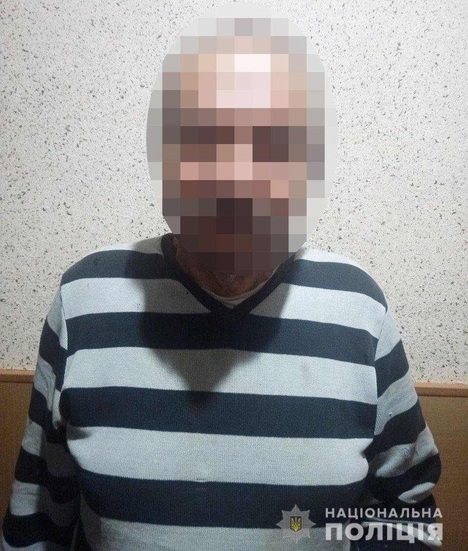 Мужчина ударил непрошенного гостя ножем, после чего вытащил его тело за территорию дома Мужчина ударил непрошенного гостя ножем, после чего вытащил его тело за территорию дома
