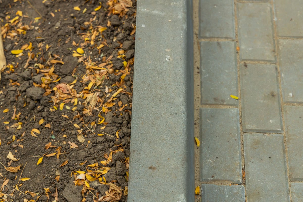 ... и бордюры могут быть ровными