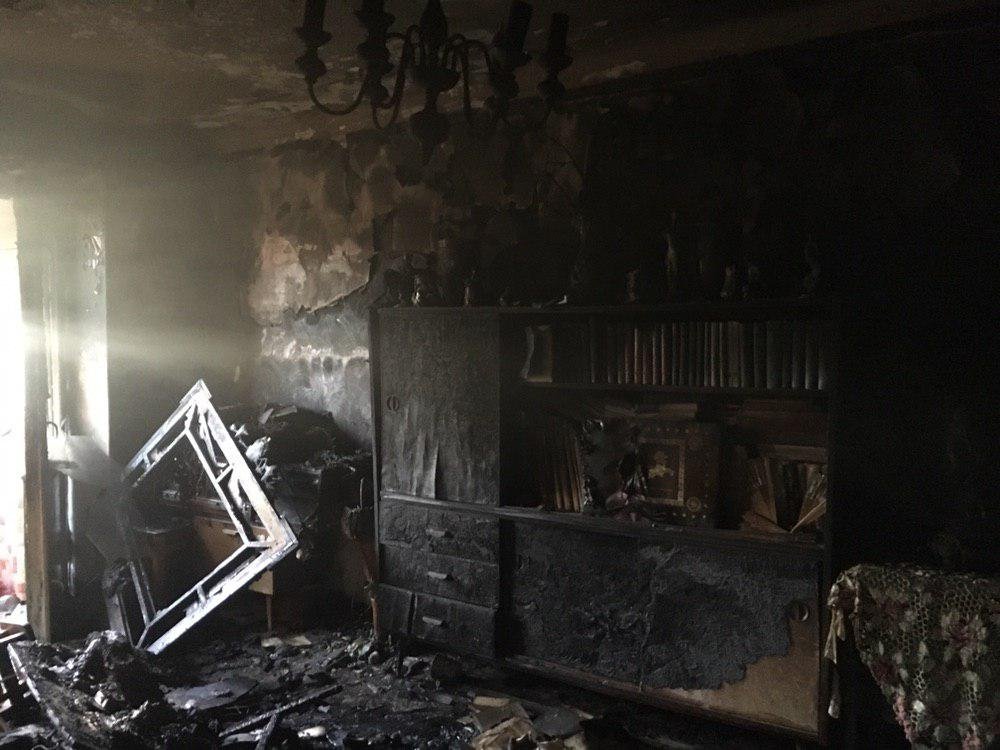Пламя уничтожило домашние вещи и мебель на общей площади в 20 м²
