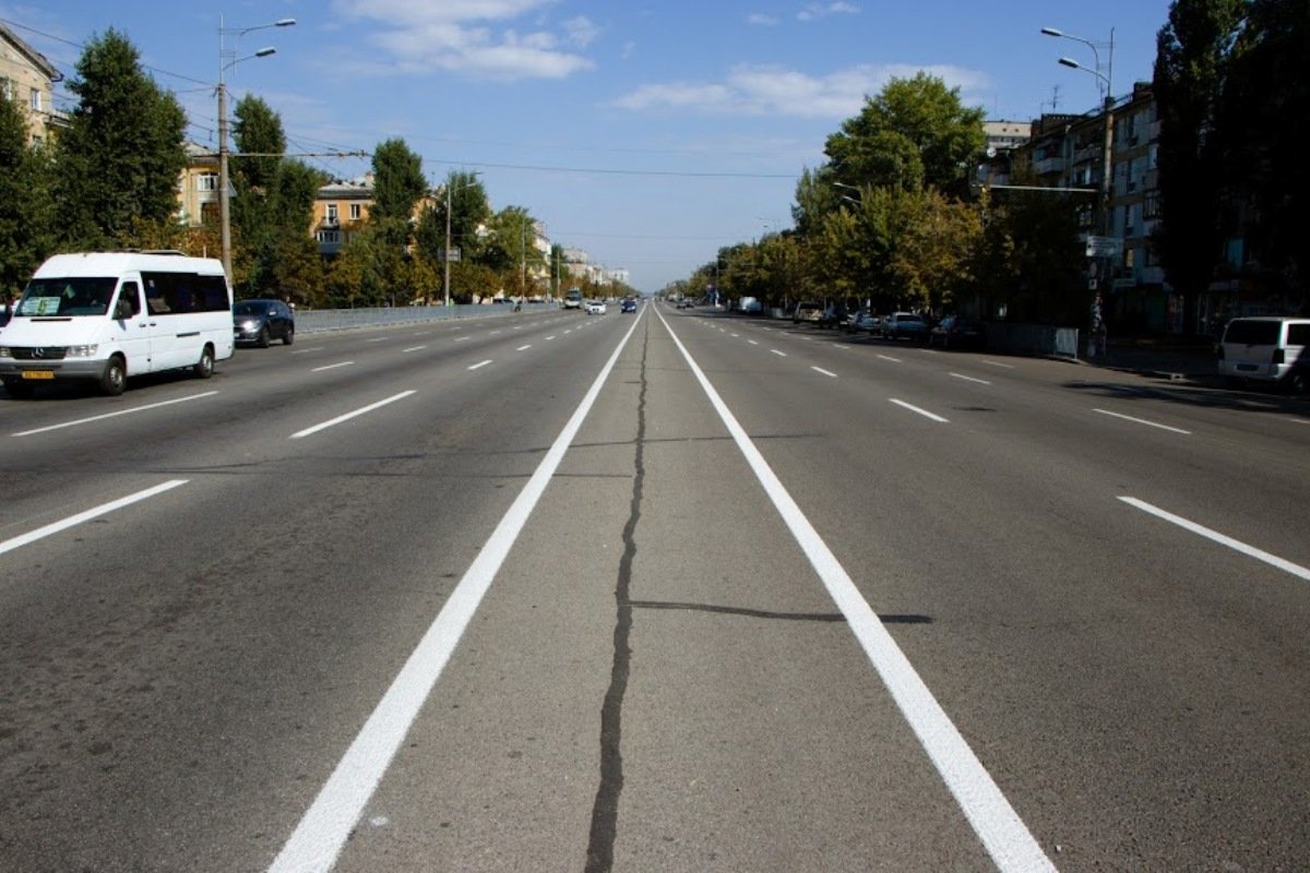 На Слобожанском проспекте - новая разметка На Слобожанском проспекте - новая разметка