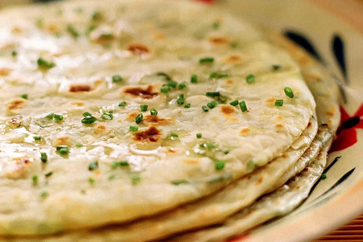 Простые и вкусные рецепты: как приготовить сметанные лепешки с сыром и зеленью 1