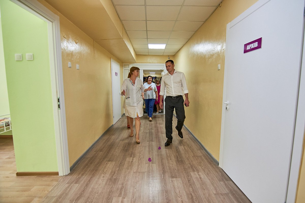 В отделениях отремонтировали коридоры, палаты, манипуляционные, комнаты приема пищи, санузлы и все внутренние помещения В отделениях отремонтировали коридоры, палаты, манипуляционные, комнаты приема пищи, санузлы и все внутренние помещения