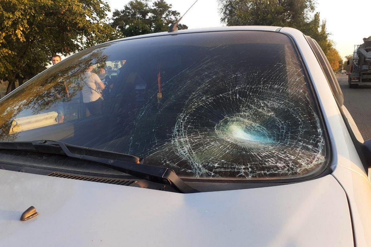 Парень хотел перейти дорогу в неположенном месте, но забыл посмотреть по сторонам Парень хотел перейти дорогу в неположенном месте, но забыл посмотреть по сторонам