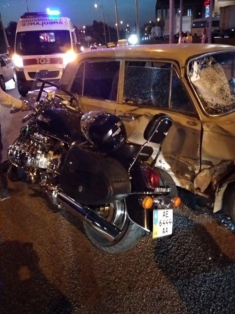 Предварительно, из травм у пилота мотоцикла - перелом руки, ушибы и ссадины Предварительно, из травм у пилота мотоцикла - перелом руки, ушибы и ссадины