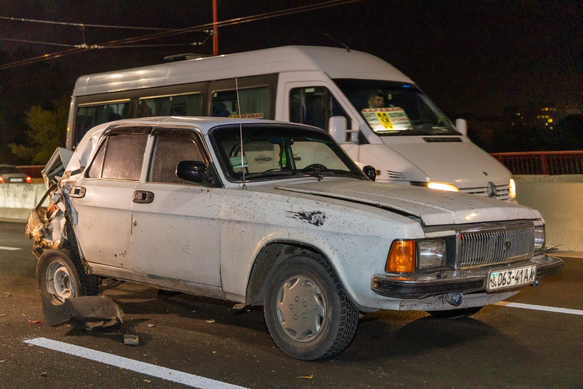 На месте аварии четыре человека - трое взрослых и один ребенок - с порезами и ушибами обратились за медицинской помощью На месте аварии четыре человека - трое взрослых и один ребенок - с порезами и ушибами обратились за медицинской помощью