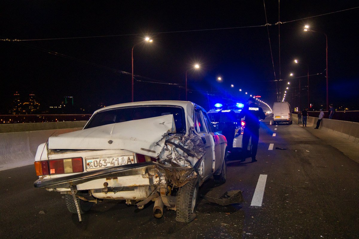 По предварительной информации, Волгу подрезала иномарка и скрылась с места происшествия По предварительной информации, Волгу подрезала иномарка и скрылась с места происшествия