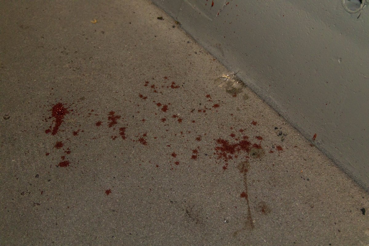 Кровь пострадавших на проезжей части Кровь пострадавших на проезжей части