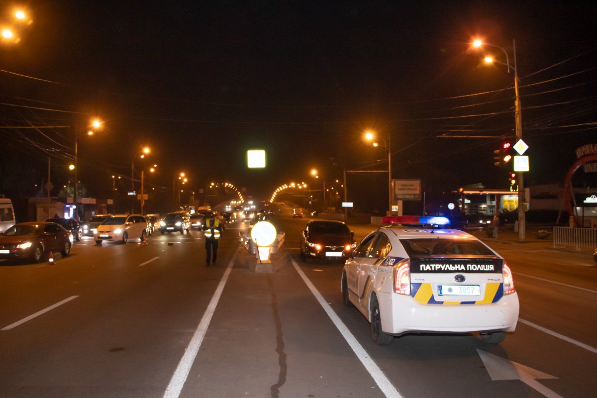 Несколько мужчин стояло на островке безопасности, спустя мгновение один из них вышел на дорогу Несколько мужчин стояло на островке безопасности, спустя мгновение один из них вышел на дорогу