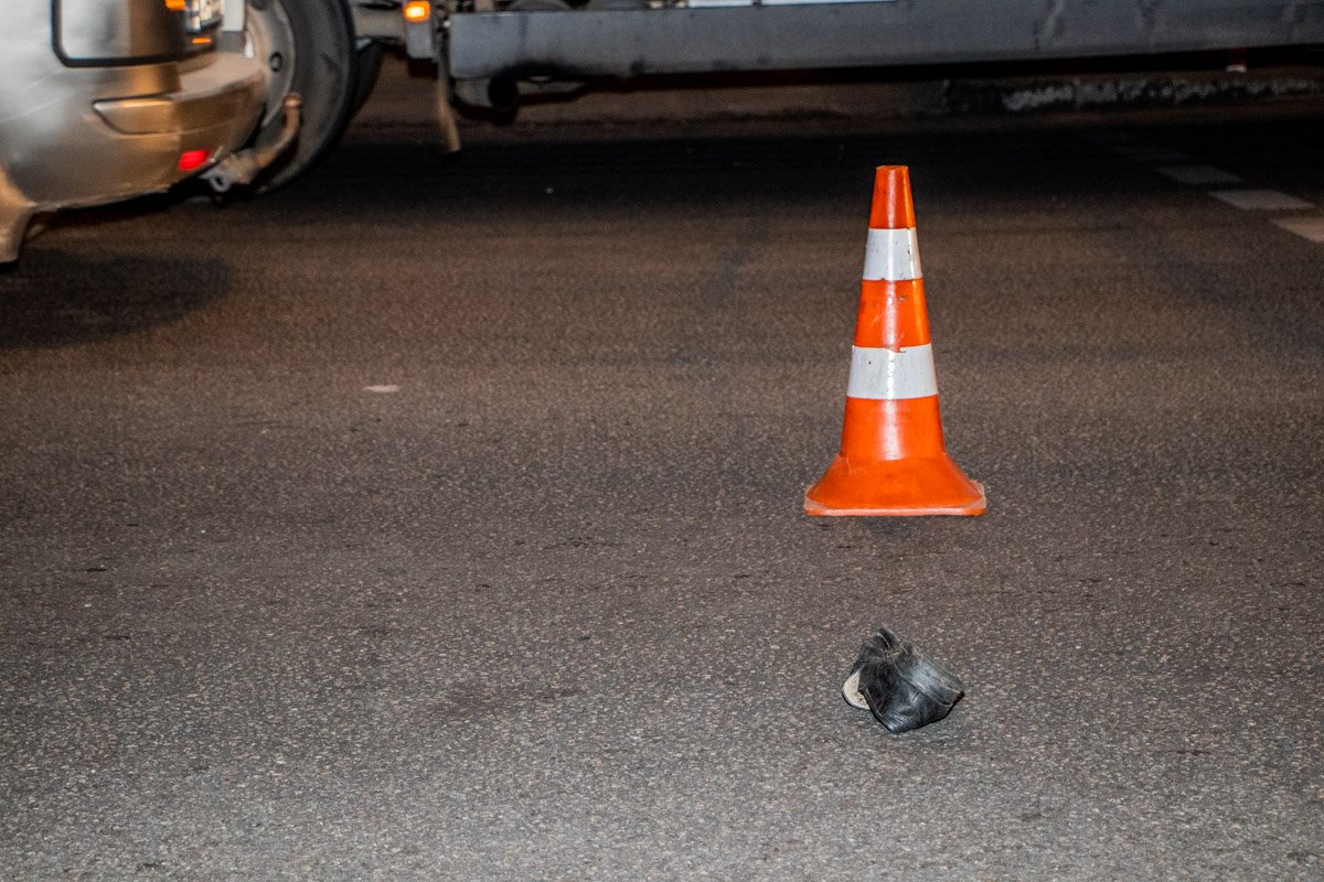 От удара у мужчины слетела обувь От удара у мужчины слетела обувь