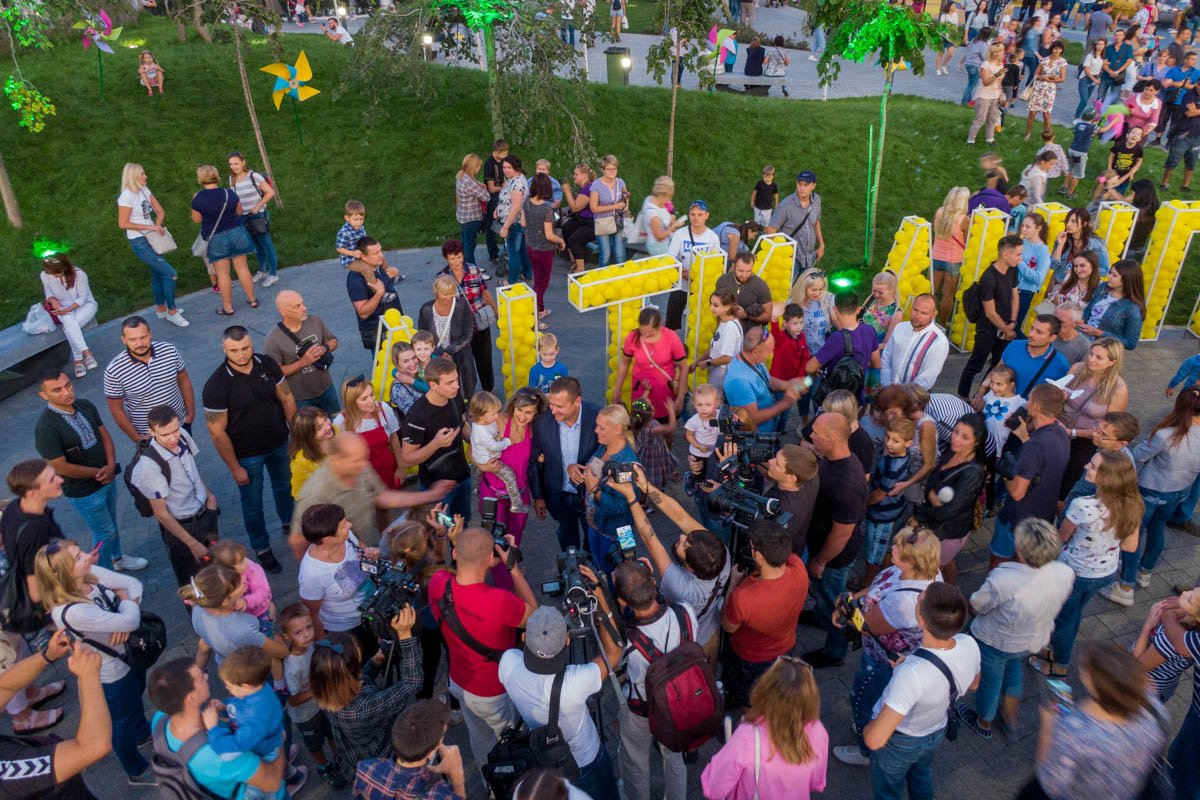 Мэр города делал селфи со всеми горожанами Мэр города делал селфи со всеми горожанами