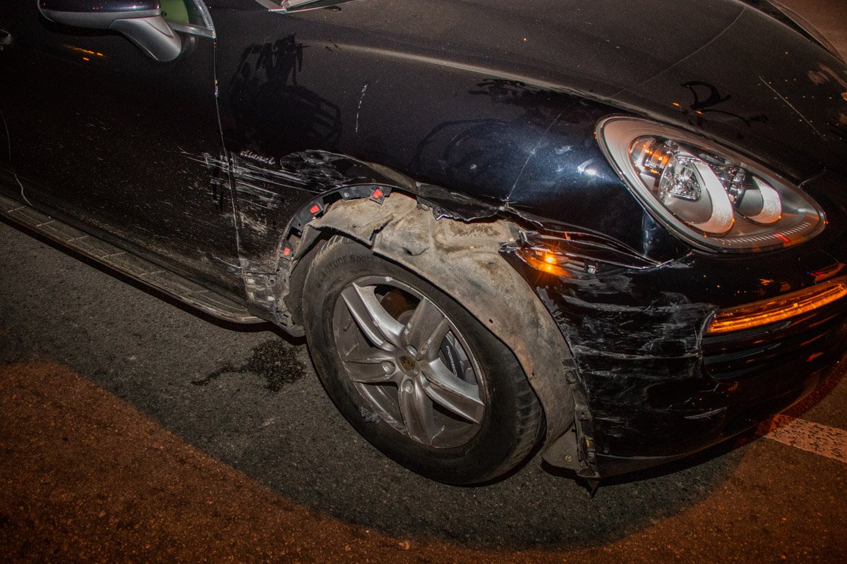 В левую часть Opel влетел Porsche, который по его мнению двигался по разделительной полосе В левую часть Opel влетел Porsche, который по его мнению двигался по разделительной полосе