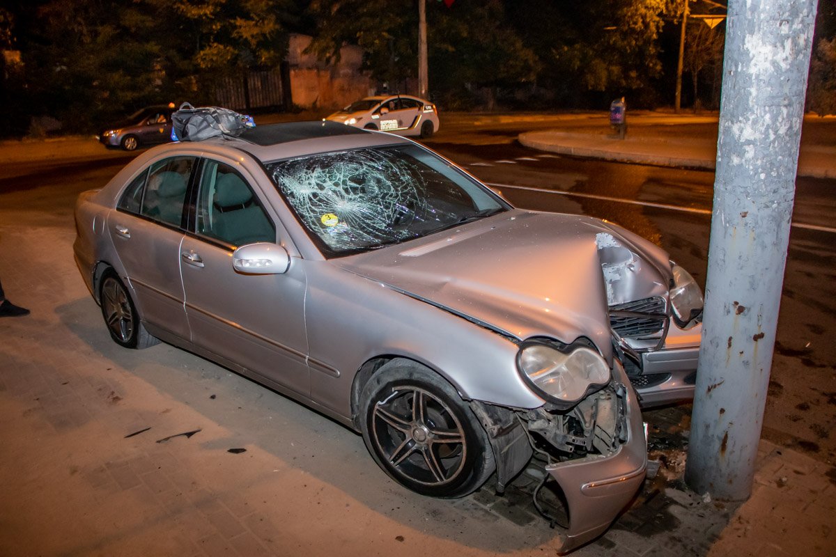 На пересечении проспекта Яворницкого и улицы Героев Крут, Mercedes вылетел с дороги и остановился в столб