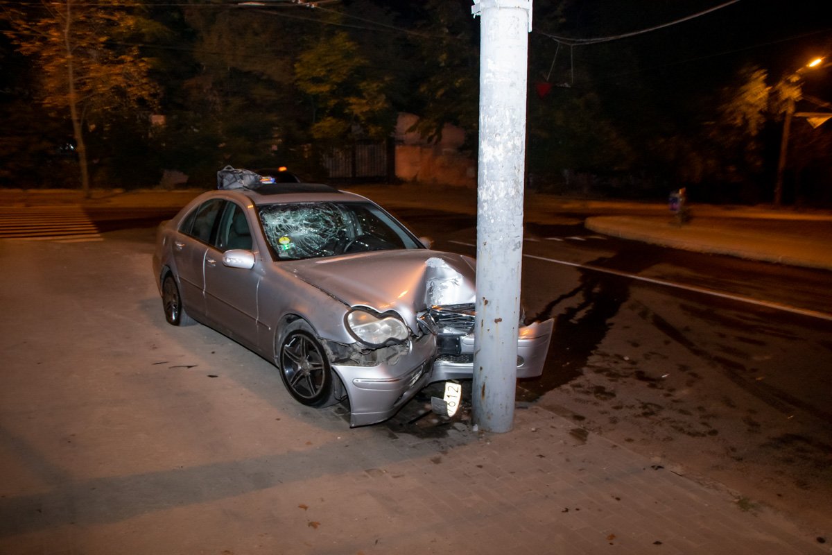 Водителя и пассажира с переднего сиденья, госпитализировали в больницу Мечникова