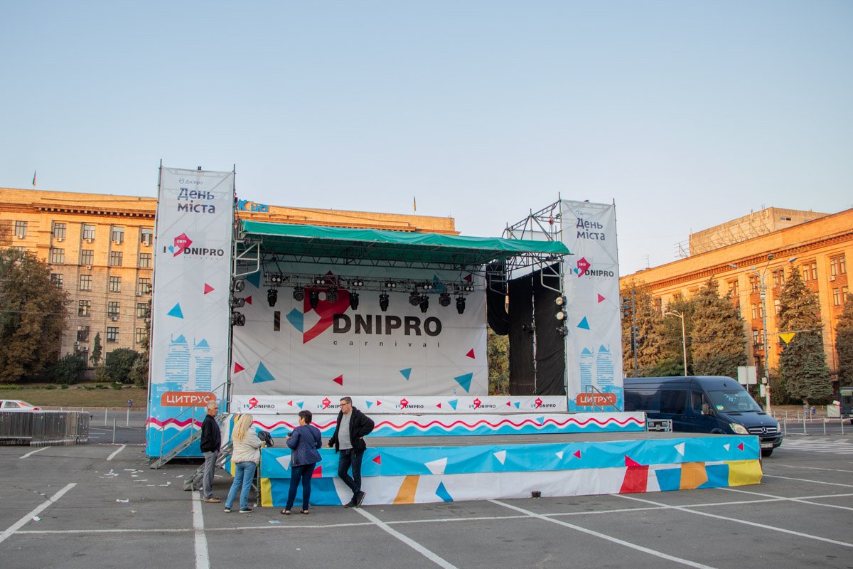 В канун торжества, город начали приводить в порядок и подготавливают площадки в местах где будет проходить празднование В канун торжества, город начали приводить в порядок и подготавливают площадки в местах где будет проходить празднование