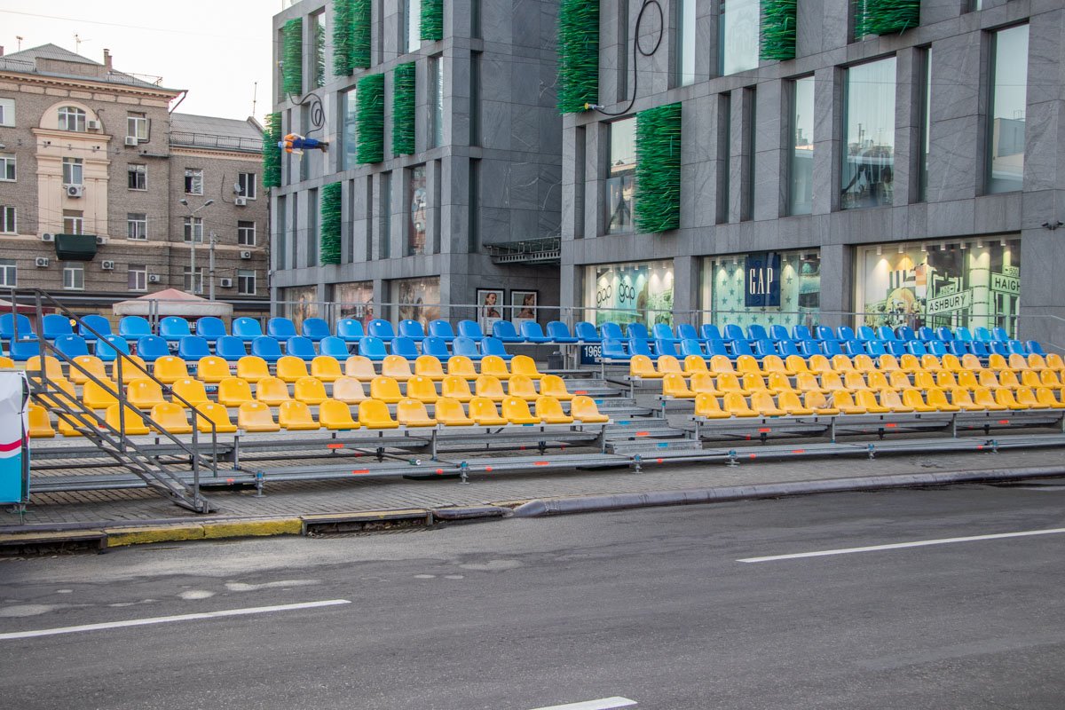 Возле Пассажа установили трибуны Возле Пассажа установили трибуны