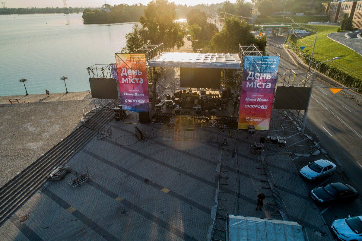 Фестивальный причал встречает рассвет Фестивальный причал встречает рассвет