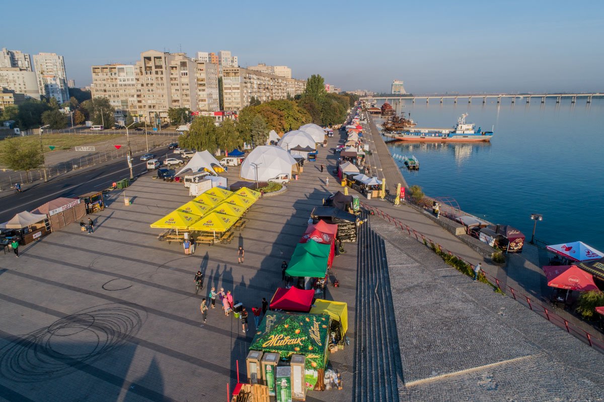 Установили длинный фудкорт Установили длинный фудкорт