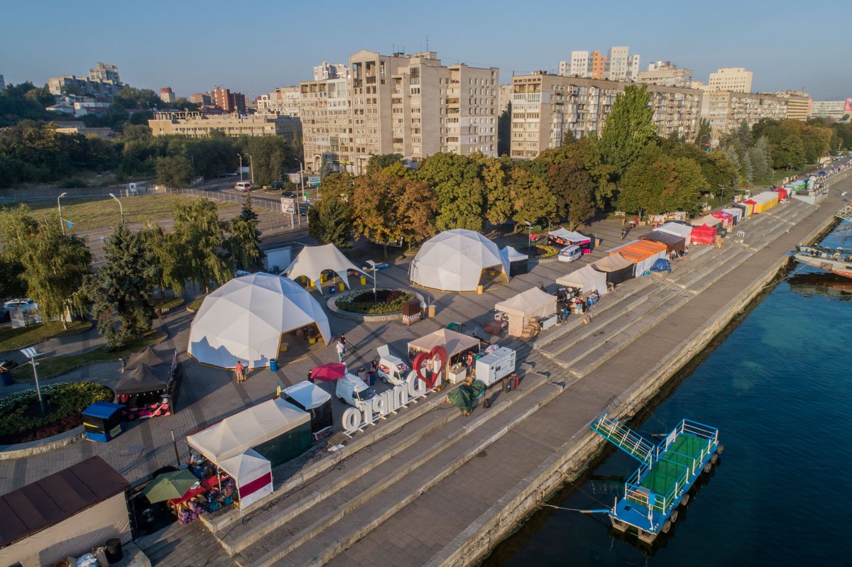На Сичеславской Набережной почти не осталось пустого места  На Сичеславской Набережной почти не осталось пустого места