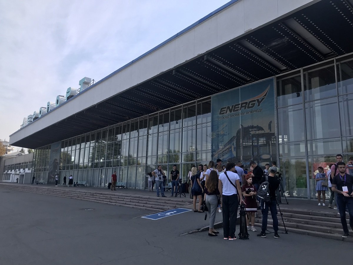 С самого утра представители СМИ ожидают прилет гаранта