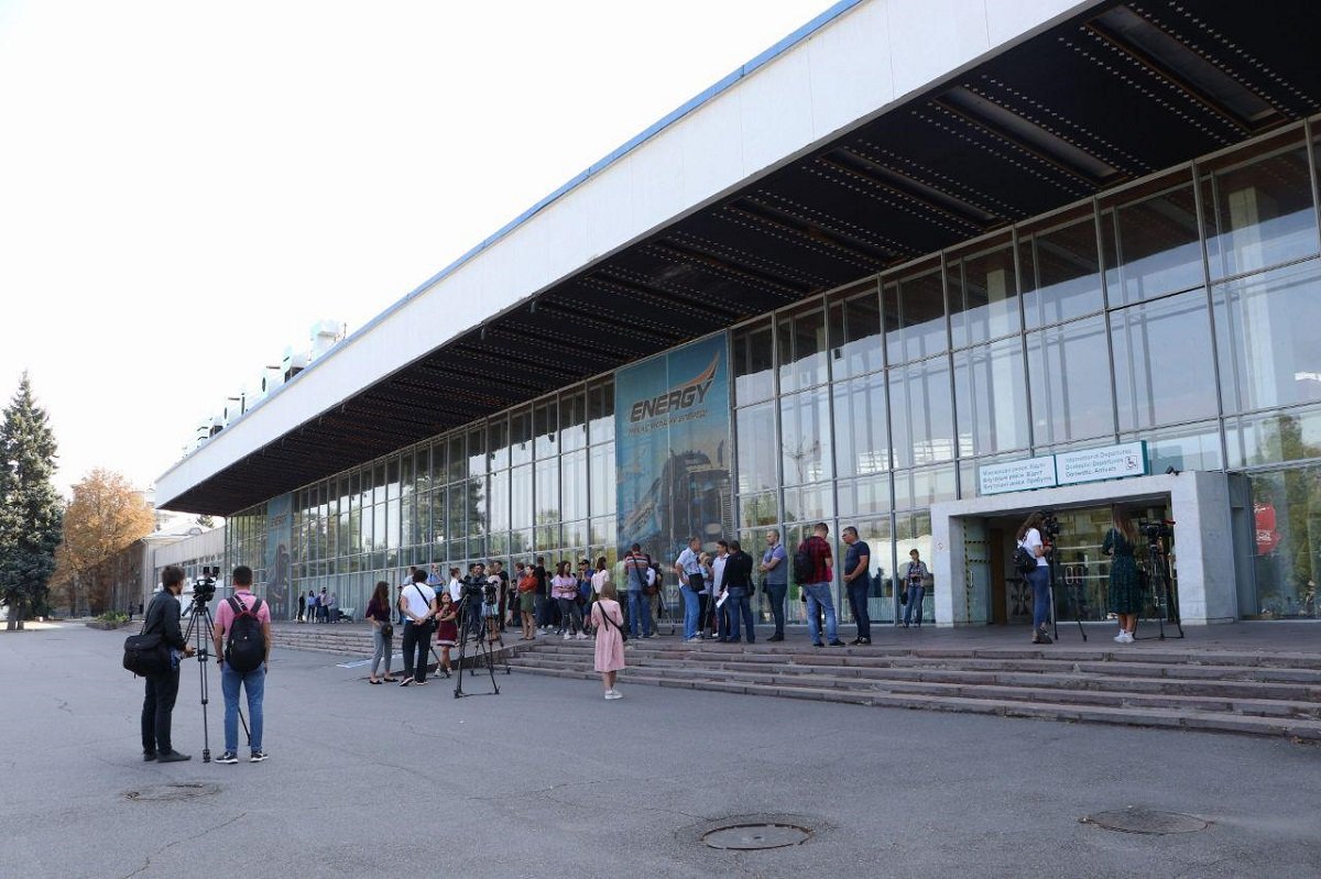 Также к аэропорту приехал и Борис Филатов