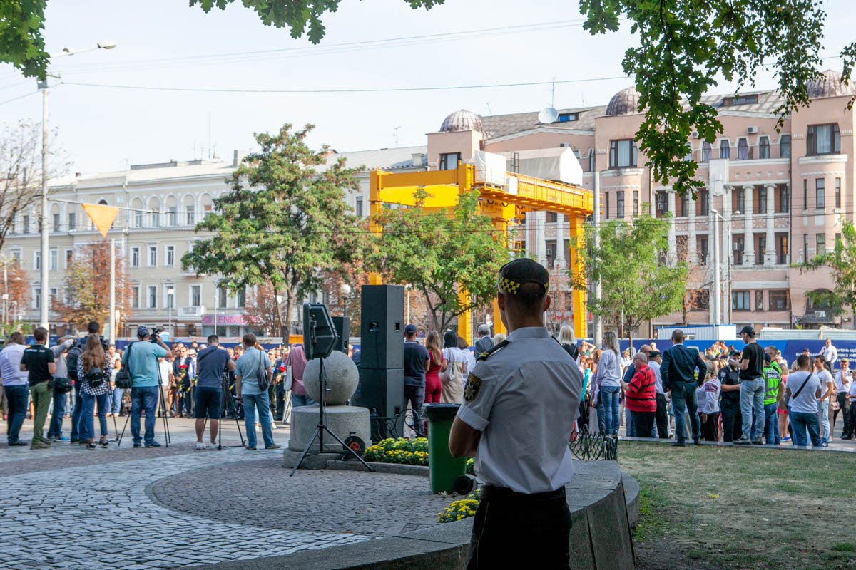 Собрались более сотни людей Собрались более сотни людей