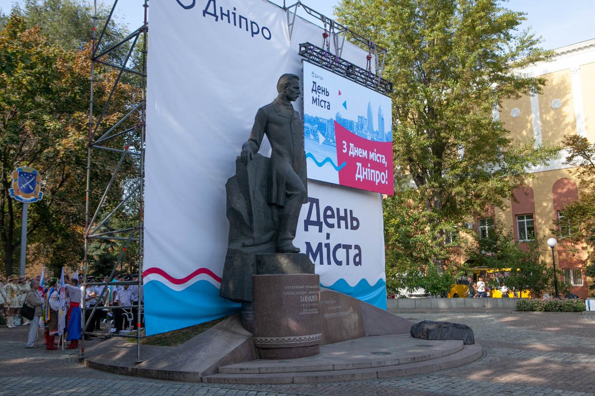 Возле памятника установили сцену Возле памятника установили сцену