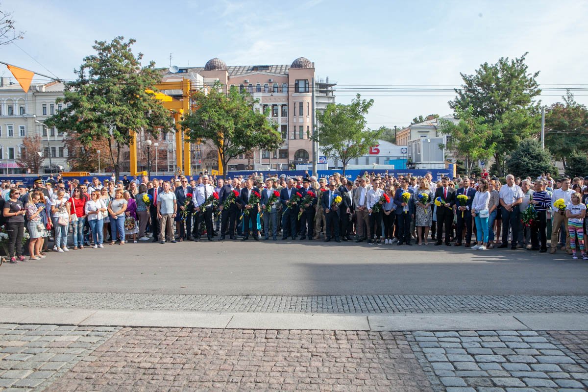 Гости возложили цветы у памятника Полю Гости возложили цветы у памятника Полю
