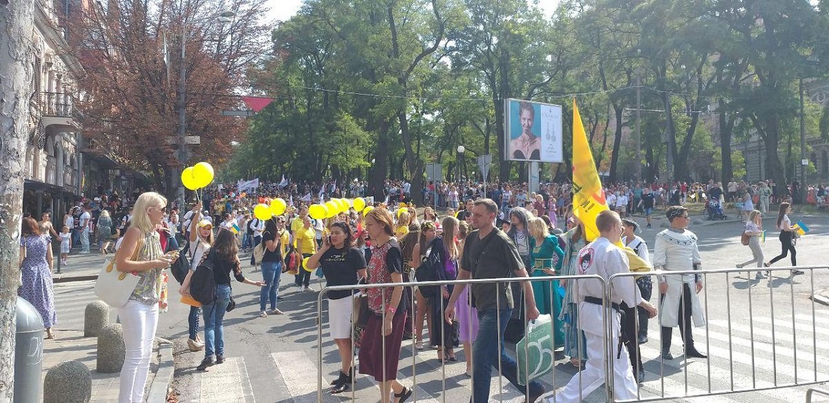 Тысячи горожан пришли в центр, чтобы поучаствовать в карнавале Тысячи горожан пришли в центр, чтобы поучаствовать в карнавале