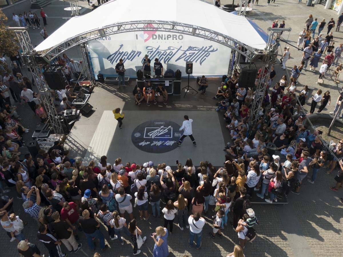 Десятки людей наблюдает за ожесточенными соревнованиями Десятки людей наблюдает за ожесточенными соревнованиями