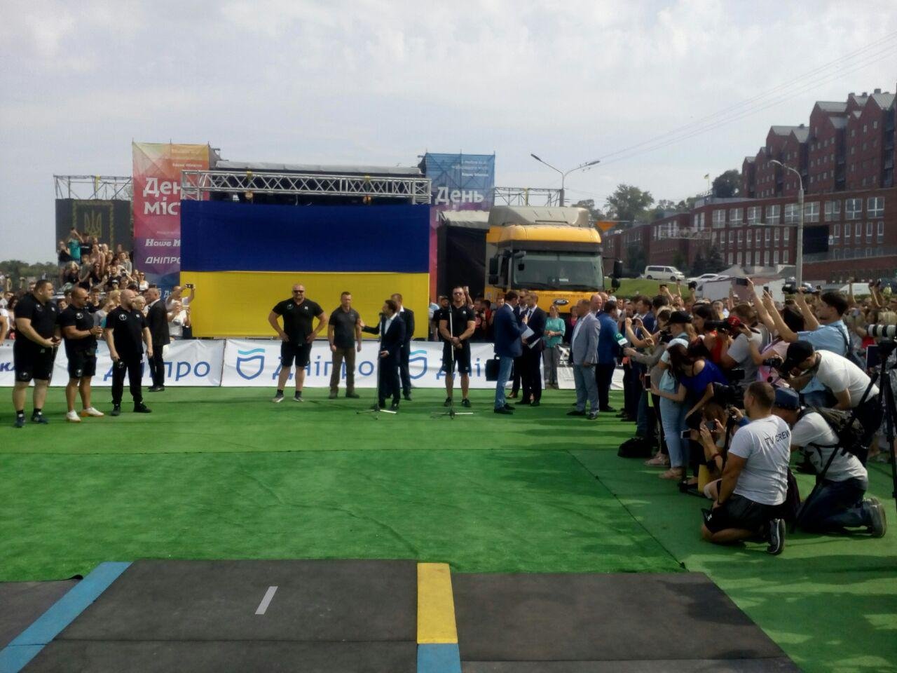 В Днепре Зеленский открыл Чемпионат "Самый сильный человек Украины" 1